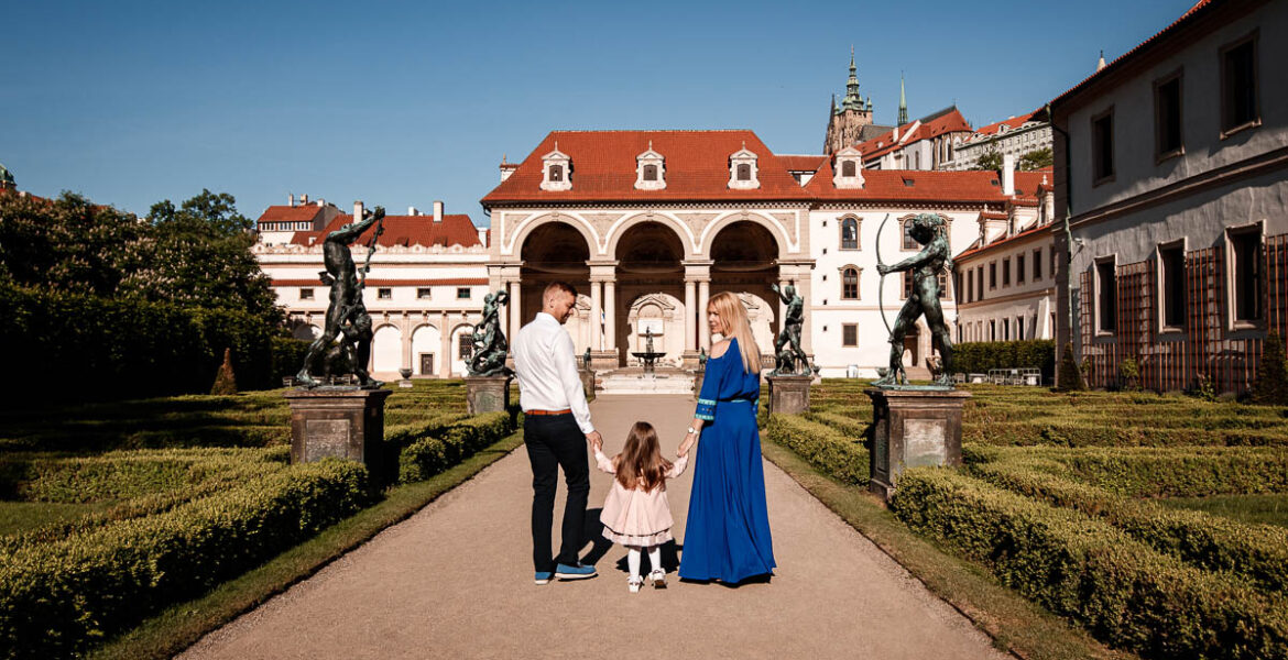 Семейная фотосессия в Праге в Вальдштейнском саду