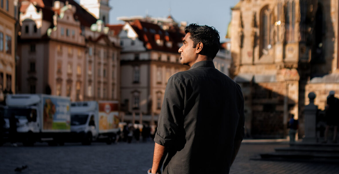 Мужская осенняя фотосессия на Староместской площади Праги